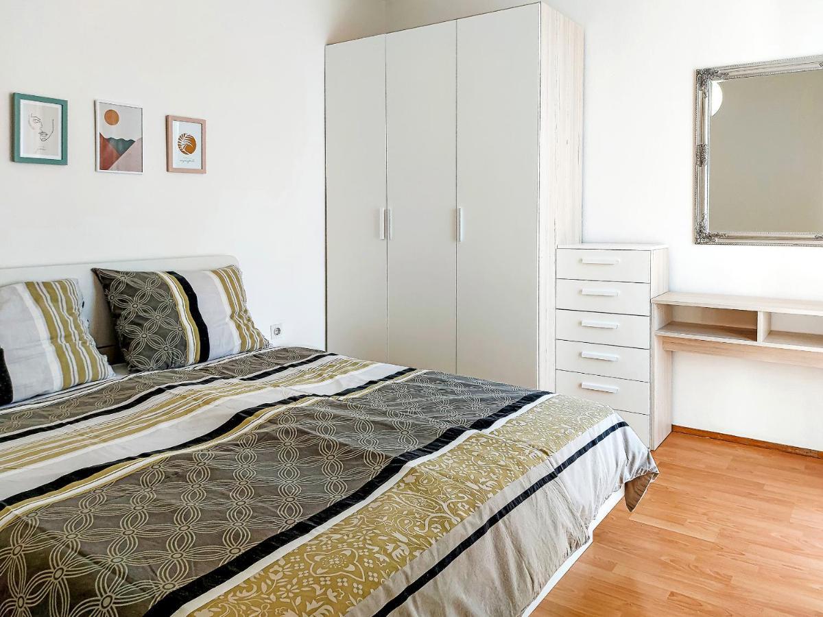 Apartments Tena With Private Parking Pula Bagian luar foto