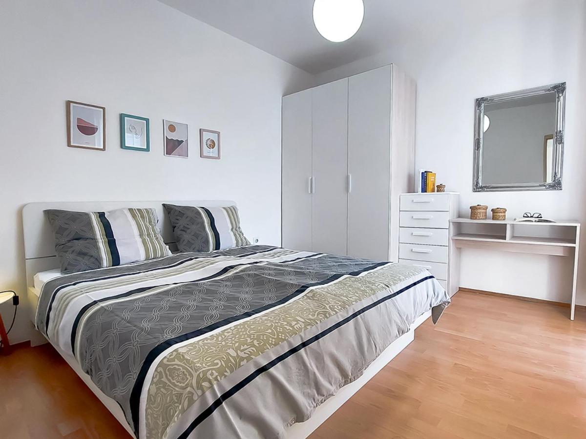 Apartments Tena With Private Parking Pula Bagian luar foto